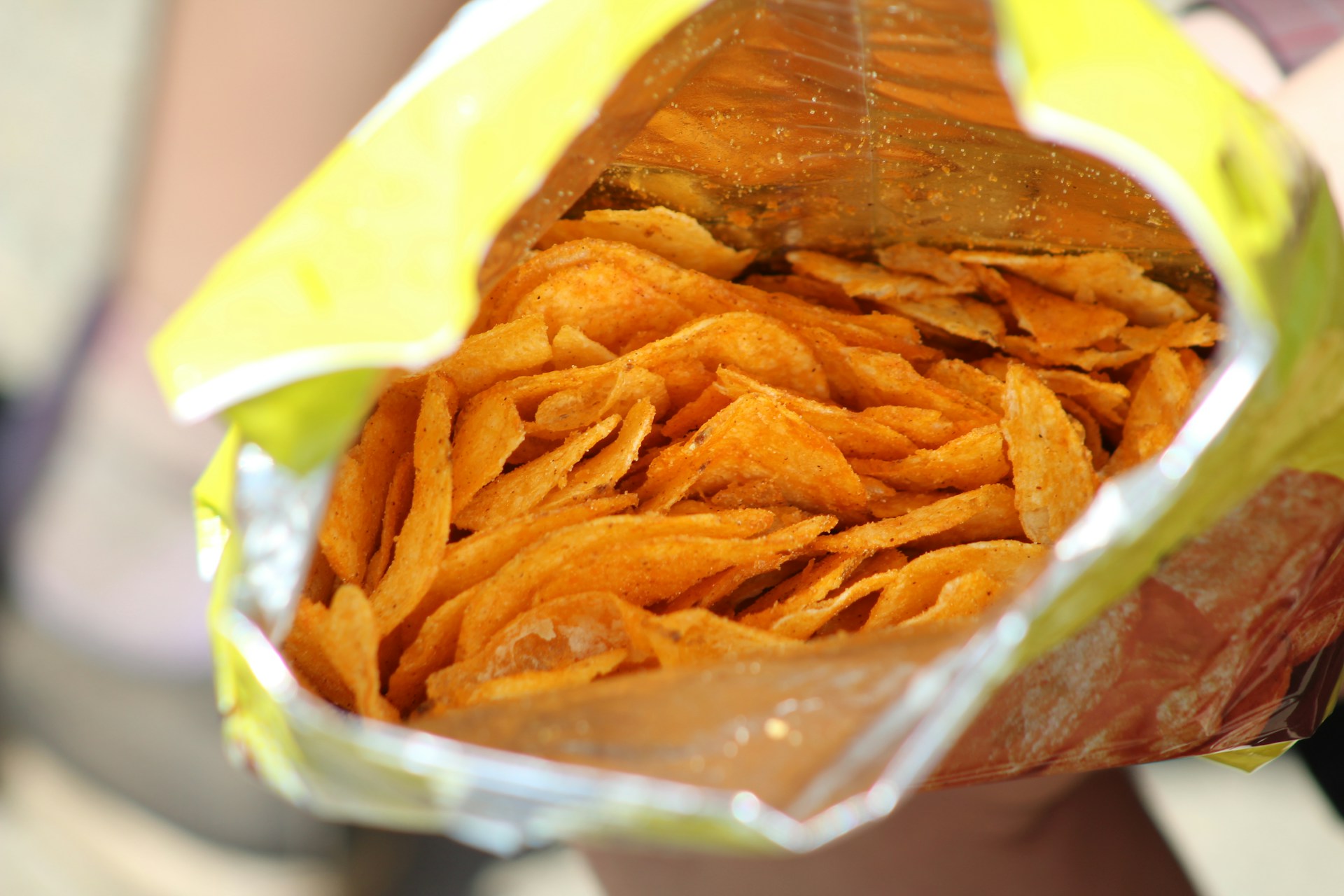 ఒక చిప్స్ ప్యాకెట్ తెరవడానికి ముందు ఒక్క క్షణం ఆగి ఆలోచించండి